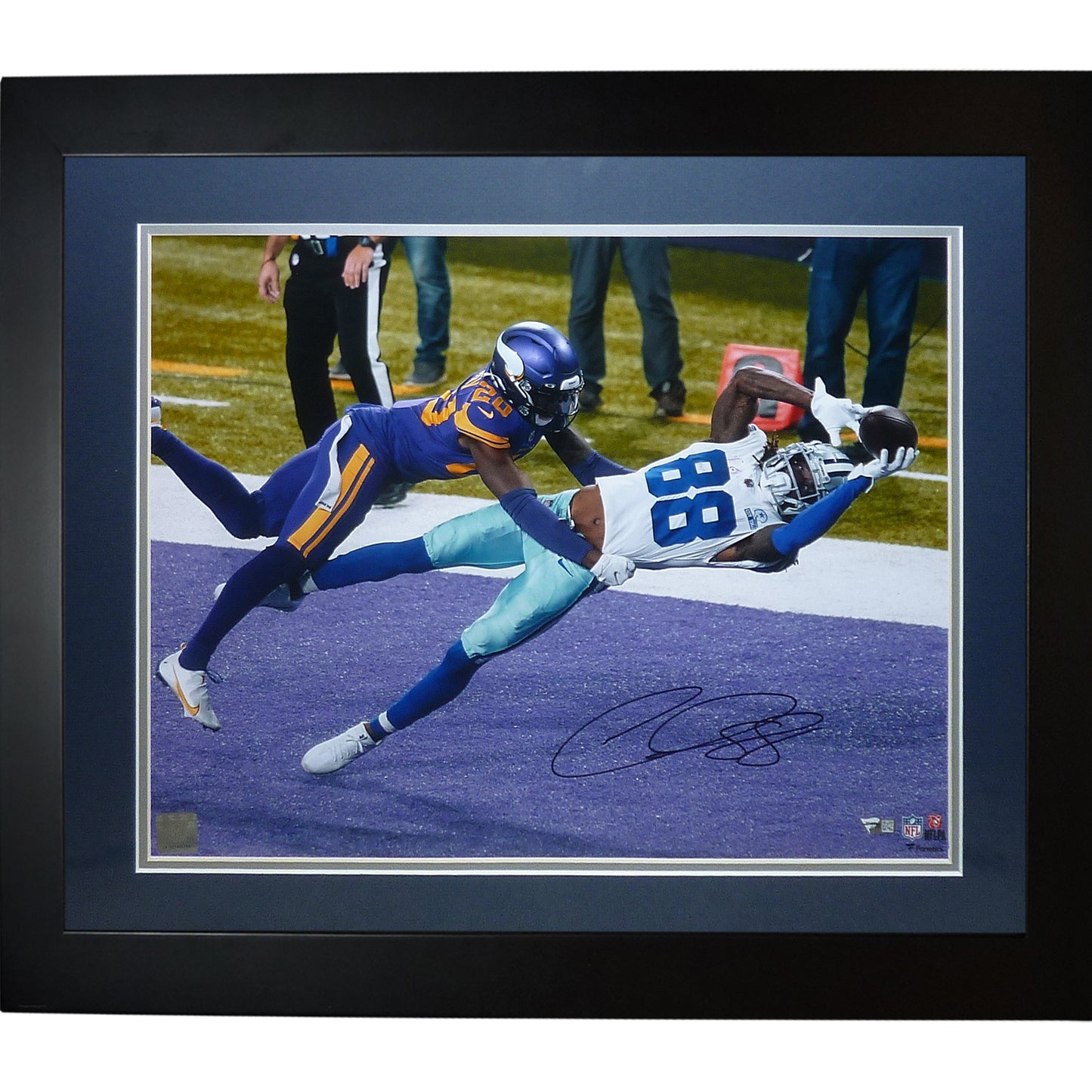 CeeDee Lamb Autographed Dallas Cowboys Deluxe Framed 16x20 Photo – Fanatics