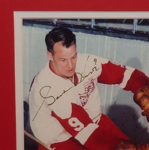 Gordie Howe Autographed Detroit Red Wings Deluxe Framed 8x10 Photo w/ Retirement Pin - JSA