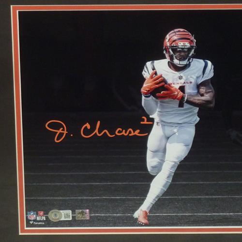 Ja'Marr Chase Autographed Cincinnati Bengals (Spotlight) Deluxe Framed 11x14 Photo - Beckett